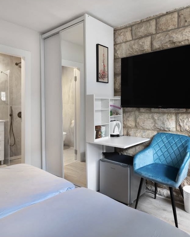 Guest suite with Jerusalem stone accent wall and en-suite bathroom